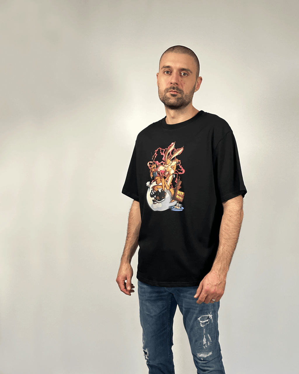 Черна тениска със забавна щампа на анимационен герой, показана отстрани върху мъж