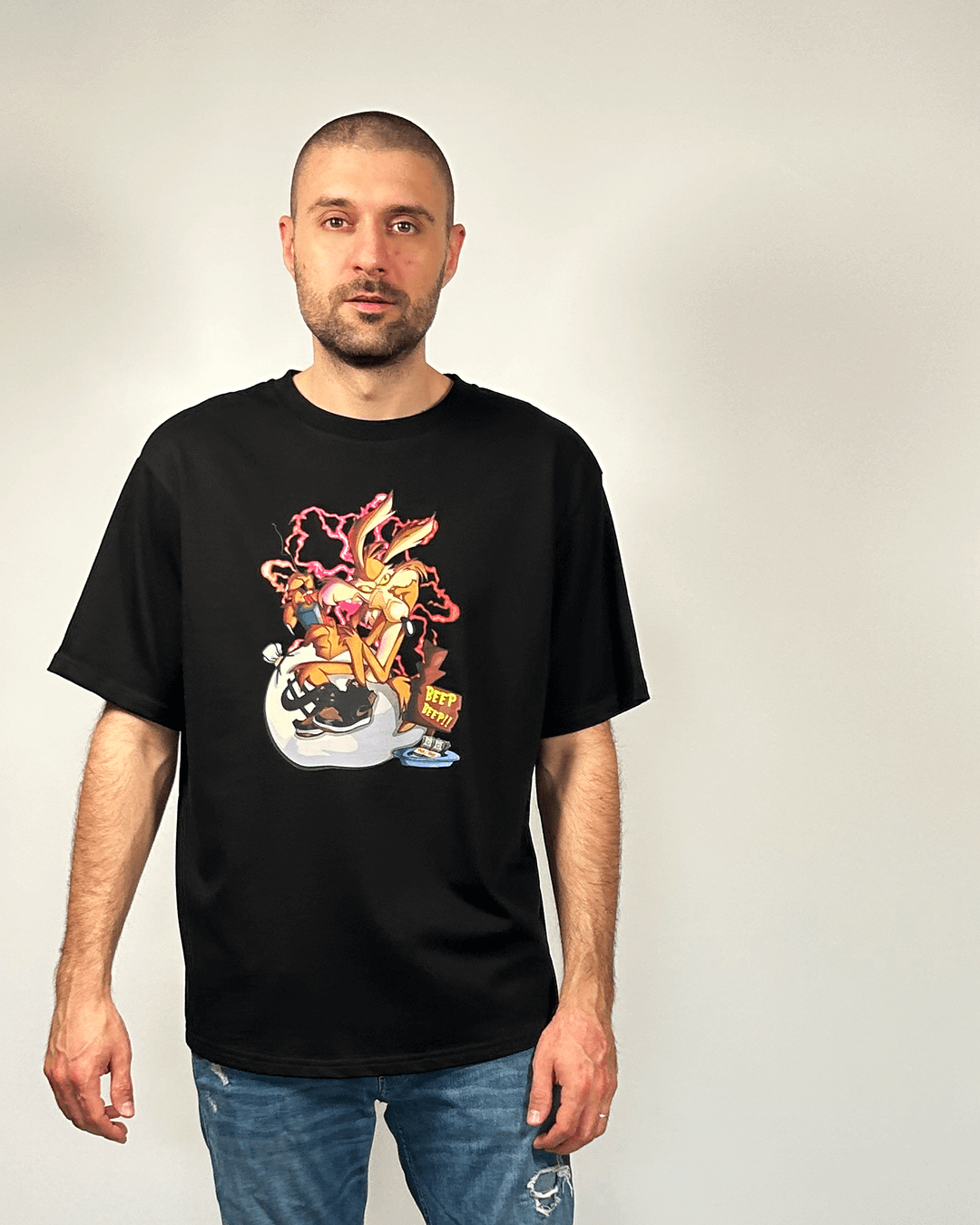 Памучна овърсайз черна тениска Lovate с анимационен герой върху модел