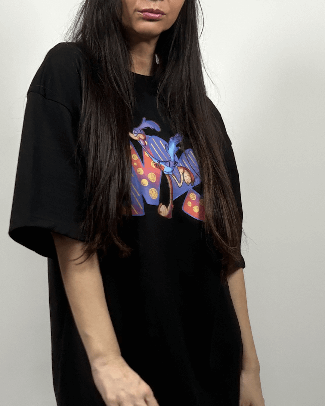 Дамска черна овърсайз тениска с цветен надпис LOVE - върху модел