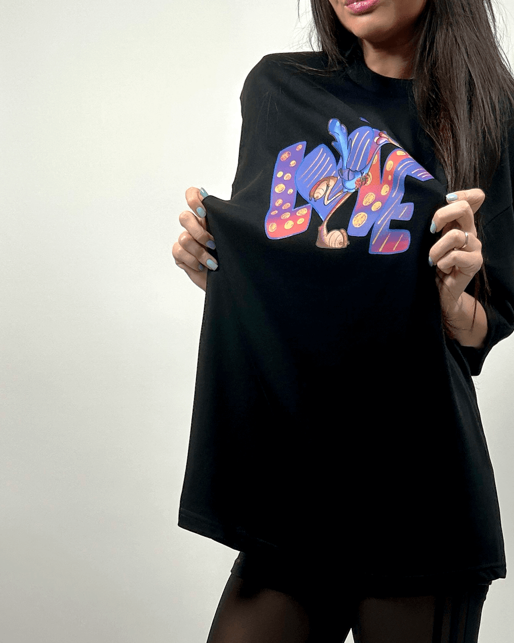 Дамска черна овърсайз тениска с цветен принт LOVE - странична гледка