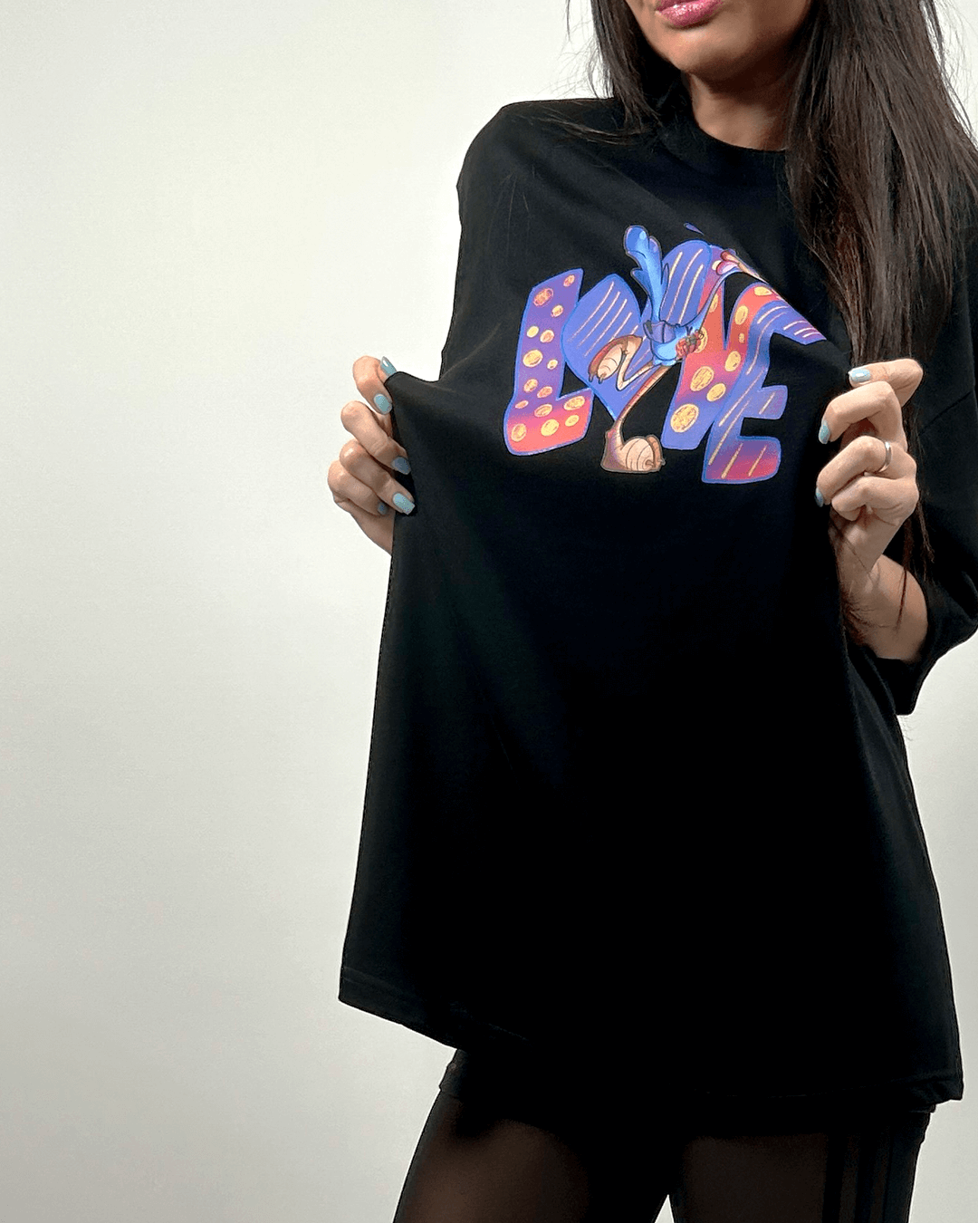 Дамска черна овърсайз тениска с цветен принт LOVE - странична гледка
