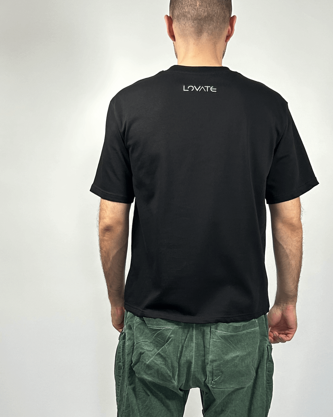 Черна тениска Lovate, качествена материя, свободен силует, показана в гръб на мъж