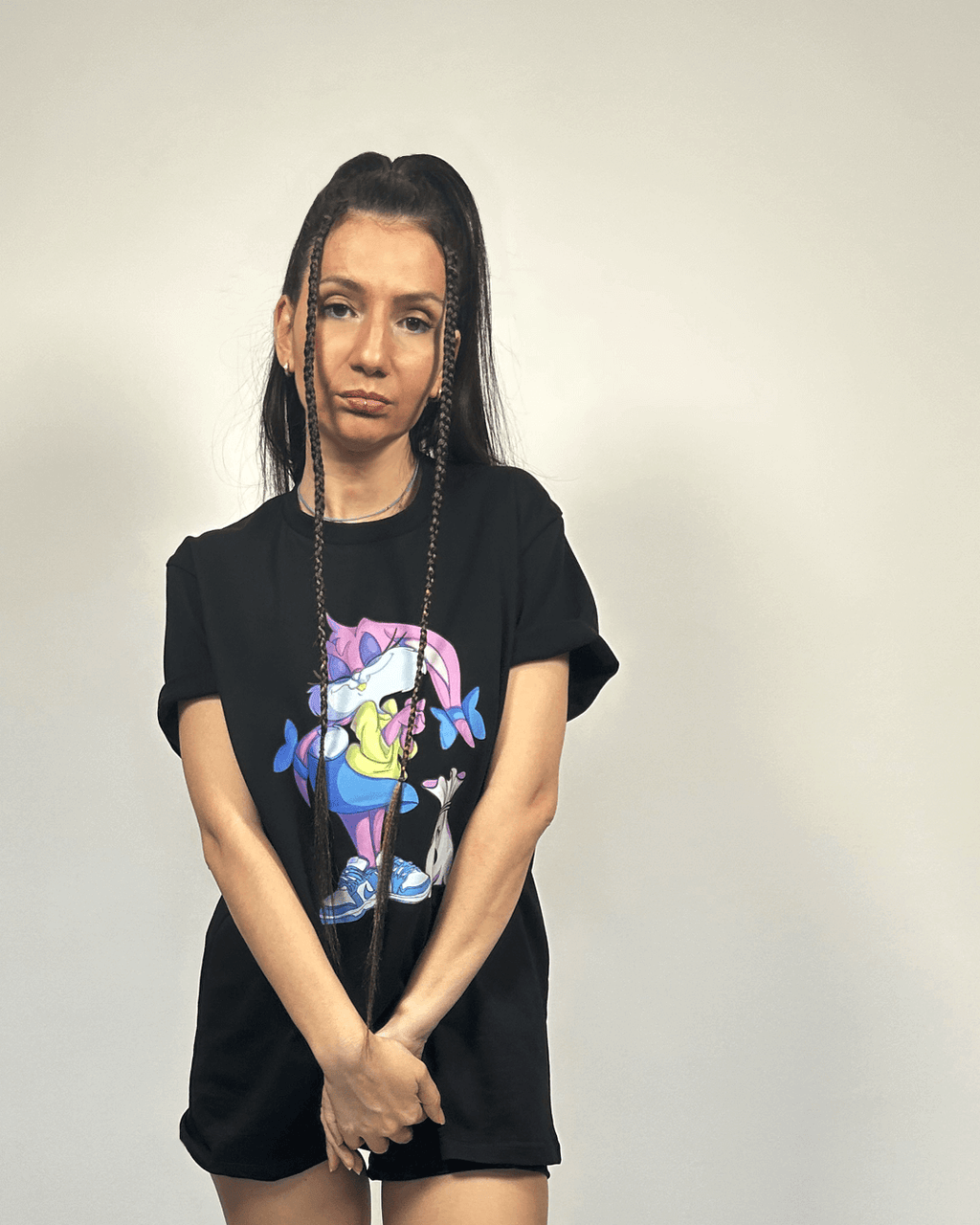 Тениска със забавна щампа на богато зайче, върху жена