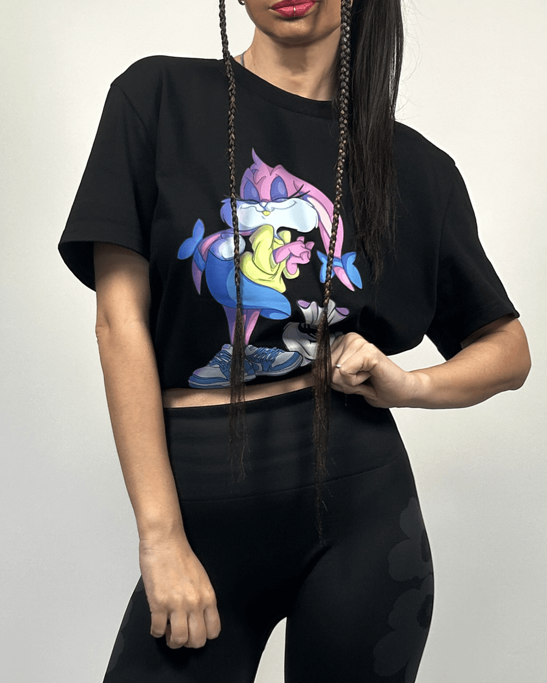 Очърсайз тениска със свеж дизайн на богато зайче, черен вариант