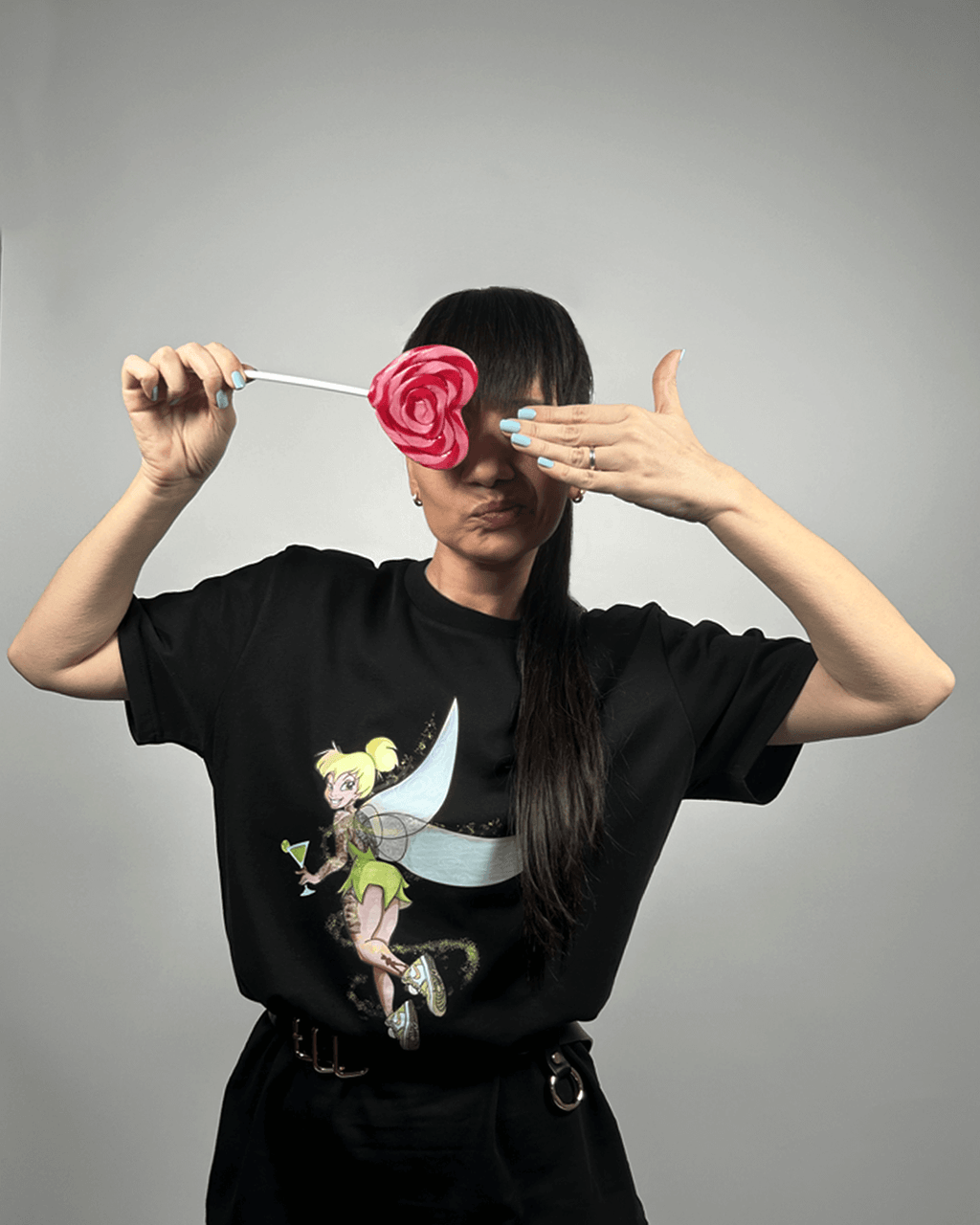 Овърсайз тениска със забавна щампа на фея с коктейл, показана върху жена