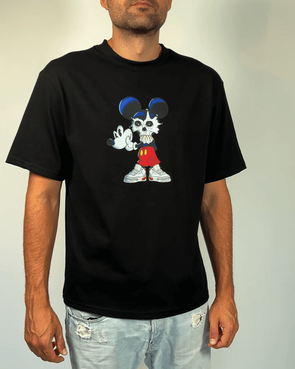 Овърсайз тениска с див анимационен герой. Черна, плътен памук. Показана върху мъж.