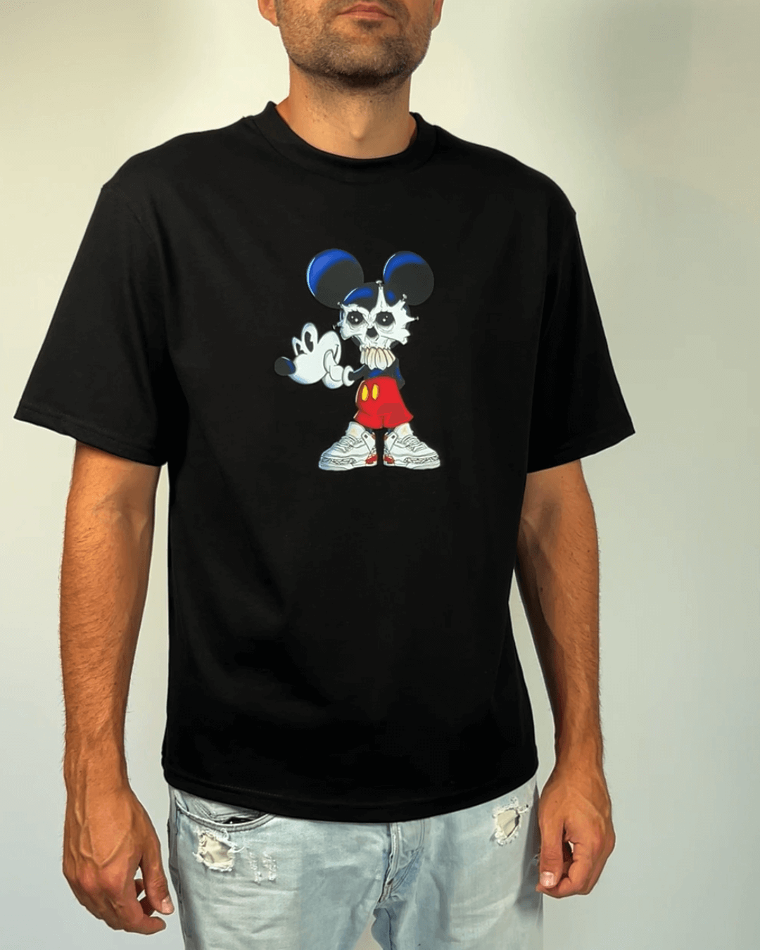 Овърсайз тениска с див анимационен герой. Черна, плътен памук. Показана върху мъж.