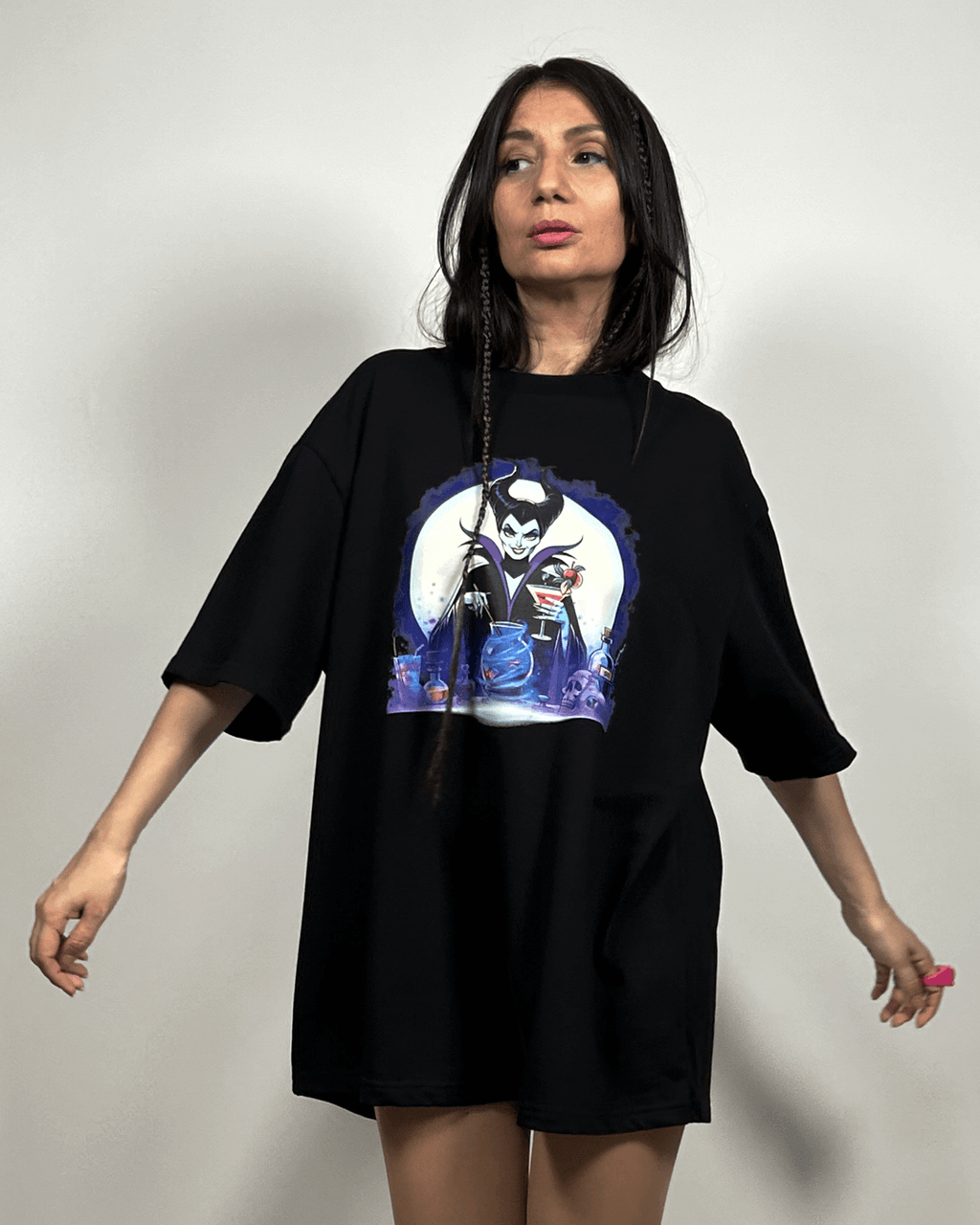 Тениска със свободен силует. Дизайнерска Lovate щампа със вещица. Черен цвят