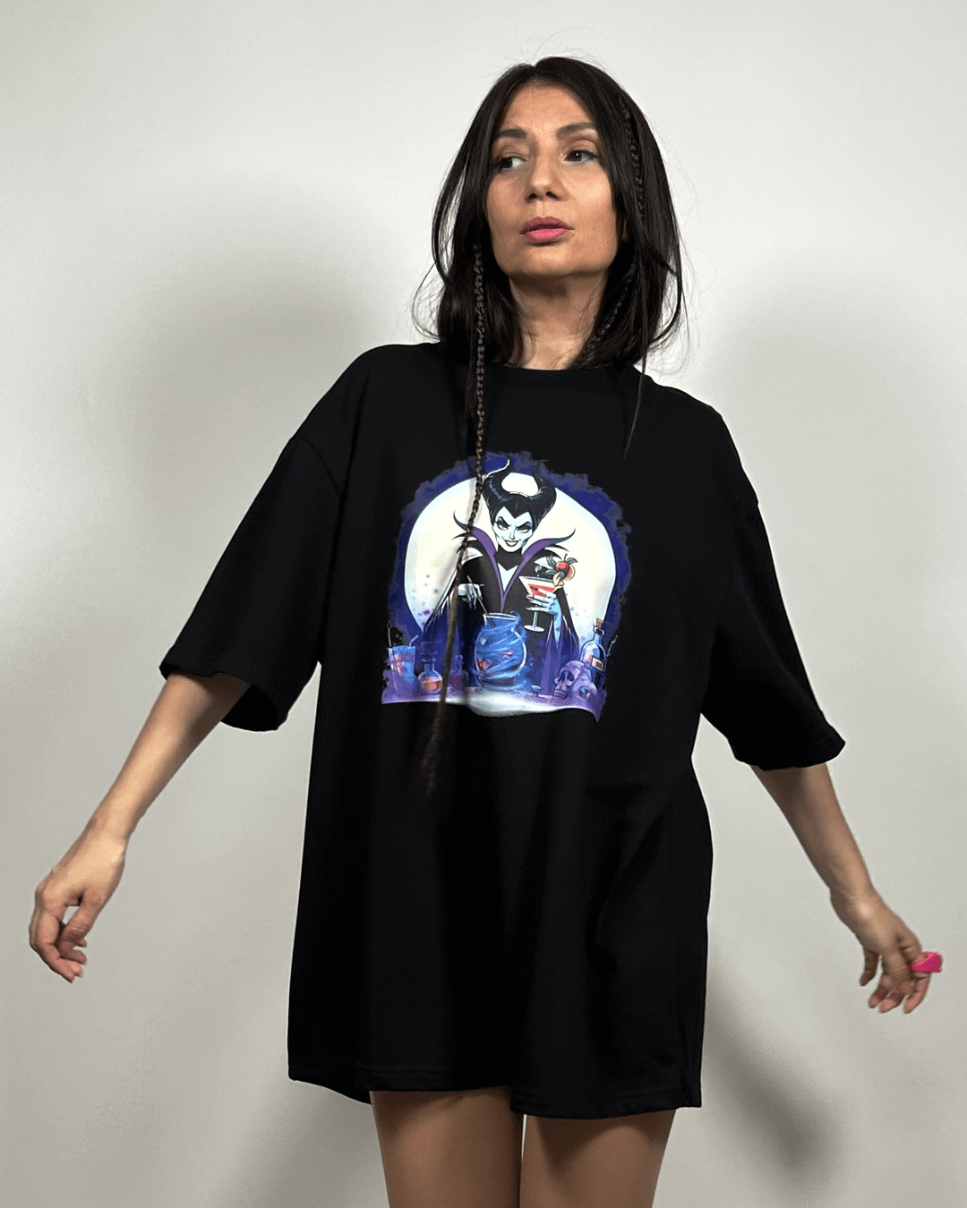 Тениска със свободен силует. Дизайнерска Lovate щампа със вещица. Черен цвят